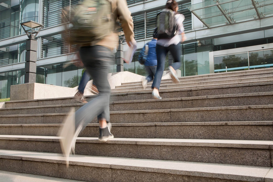 Cuộc cạnh tranh “không khoan nhượng” của phụ huynh để đưa con vào những trường học danh tiếng