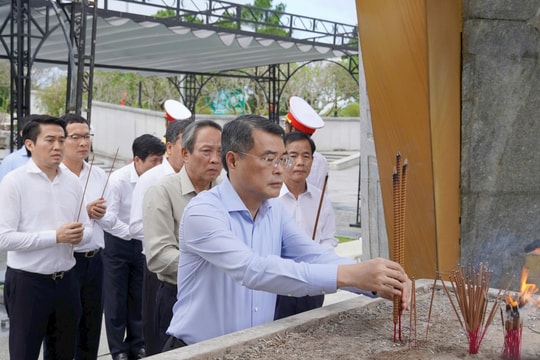 Trưởng Ban Tổ chức Trung ương Lê Minh Hưng dâng hương tưởng nhớ Anh hùng liệt sĩ tại Quảng Trị