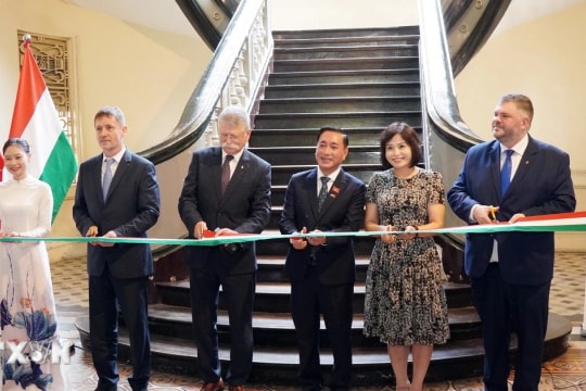 Chủ tịch Quốc hội Hungary cắt băng khai mạc triển lãm ảnh về TP Hồ Chí Minh