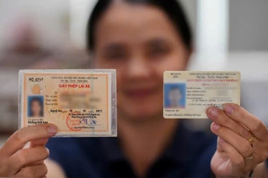 CSGT Hà Nội khuyến khích người dân đổi giấy phép lái xe sang thẻ nhựa PET