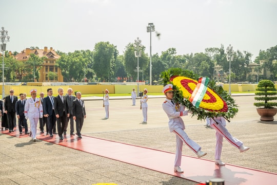 Chủ tịch Quốc hội Hungary vào Lăng viếng Chủ tịch Hồ Chí Minh