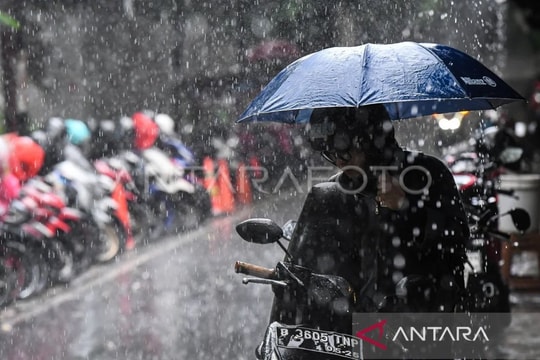 Jakarta hành động khẩn cấp sau khi phát hiện vi nhựa trong nước mưa