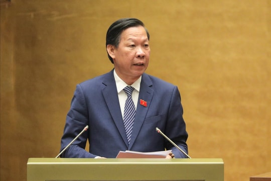 Chủ nhiệm Ủy ban Kinh tế và Tài chính Phan Văn Mãi trình bày Báo cáo thẩm tra các Nghị quyết của Quốc hội về Kế hoạch phát triển kinh tế - xã hội