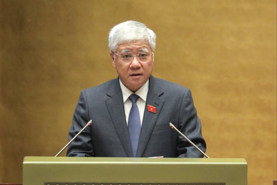 Chủ tịch Ủy ban Trung ương Mặt trận Tổ quốc Việt Nam Đỗ Văn Chiến trình bày Báo cáo tổng hợp ý kiến, kiến nghị của cử tri và Nhân dân