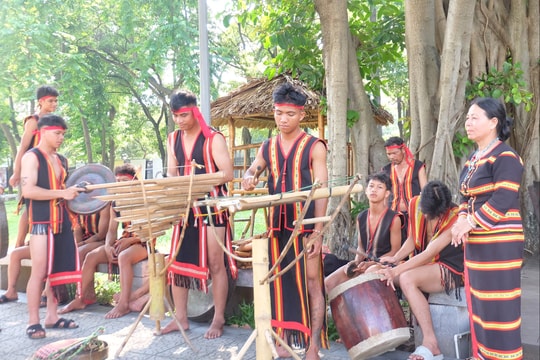 Đồng bào Xơ Đăng giữ âm vang cồng chiêng