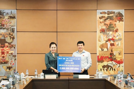 Đoàn ĐBQH tỉnh Lâm Đồng trao 2 tỷ đồng hỗ trợ Nghệ An khắc phục hậu quả bão số 10 và 11