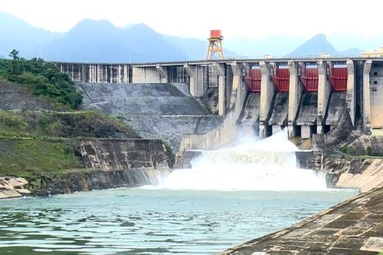 Mở 1 cửa xả đáy hồ thủy điện Tuyên Quang vào 18h hôm nay 21/10