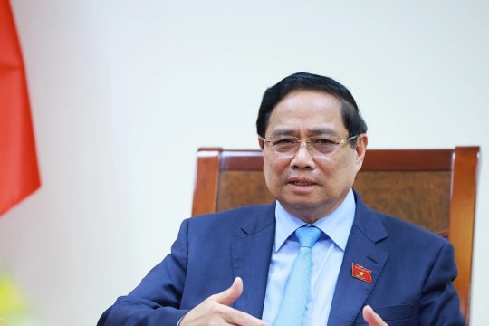 Vietnamese, Thai PMs discuss measures to tighten ties