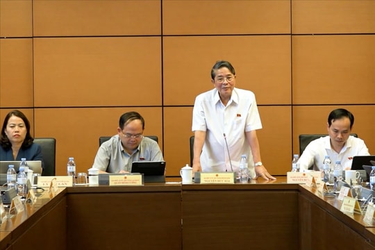 Quốc hội thảo luận tại tổ về kinh tế - xã hội, ngân sách và kế hoạch 5 năm