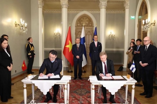Vietnamese, Finnish leaders witness signing of cooperation documents