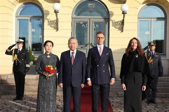 Finland greets Vietnamese Party chief with welcome ceremony