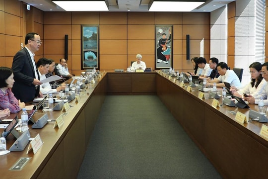 Sáng 21/10/2025: Tổ 9 gồm (TP. Hải Phòng và tỉnh Hưng Yên) đã tiến hành thảo luận về kết quả kinh tế - xã hội năm 2025 và dự kiến kế hoạch kinh tế - xã hội năm 2026