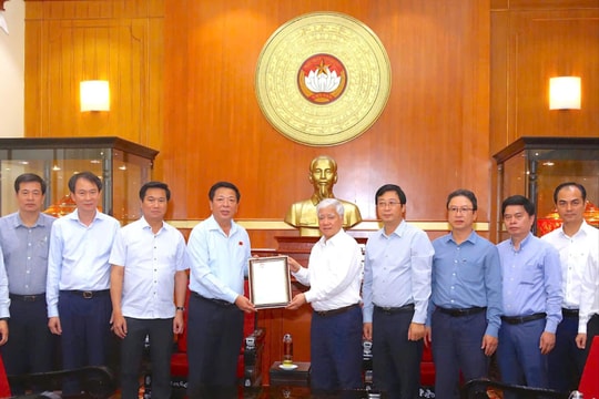 Bộ Xây dựng trao 5 tỷ đồng ủng hộ đồng bào bị thiệt hại do bão lũ