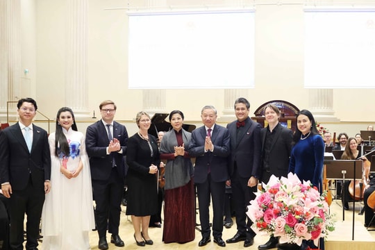 Party General Secretary attends special concert in Finland