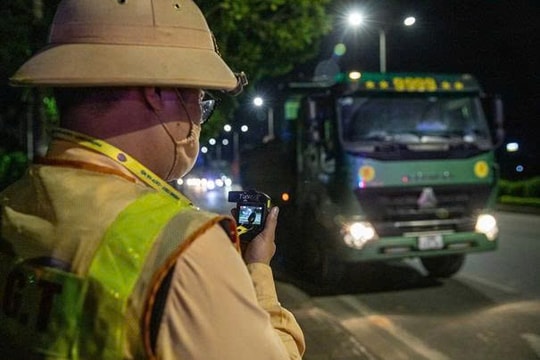 CSGT Hà Nội đồng loạt ra quân kiểm soát, xử lý xe tải vi phạm trong đêm