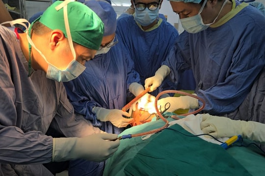 Nghẹt thở cấp cứu nam sinh bị thanh sắt đâm xuyên mặt