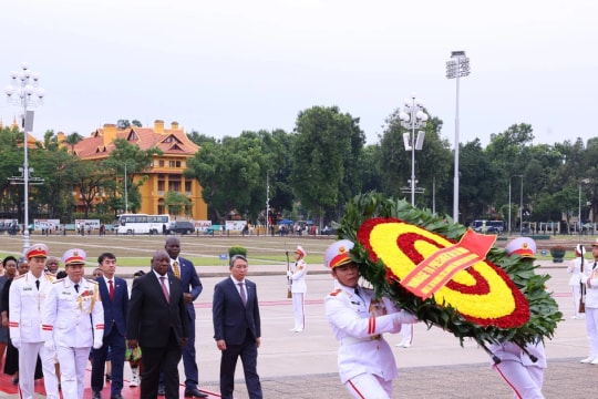 South African leader pays tribute to President Ho Chi Minh