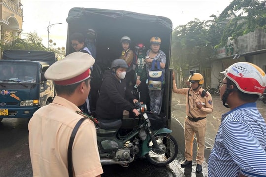 TP. Hồ Chí Minh: Mưa lớn gây ngập sâu, CSGT dùng xe chuyên dụng đưa học sinh, giáo viên qua các điểm ngập