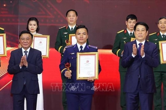 President attends award ceremony for 5th national writing contest on safeguarding Party’s ideological foundations