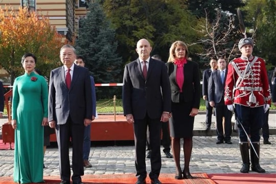 Official welcome ceremony held for Vietnamese Party chief in Bulgaria