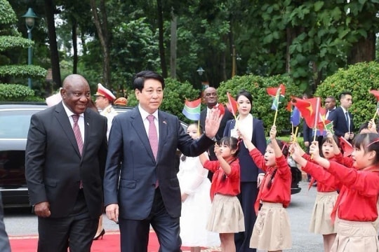 State President Luong Cuong hosts welcome ceremony for visiting South African counterpart