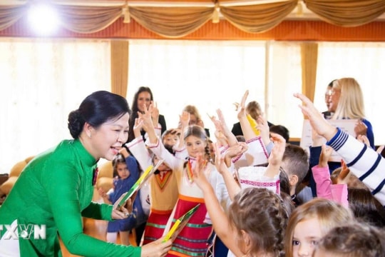 Phu nhân Tổng Bí thư giao lưu với các em nhỏ tại Trường mầm non số 2 Zvanche