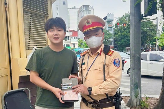 CSGT Hà Nội kịp thời hỗ trợ du khách Trung Quốc tìm lại tài sản thất lạc
