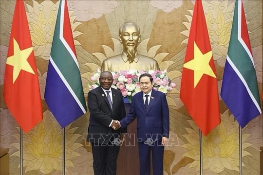 Top legislator meets with South African President