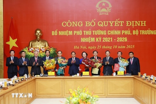 Trao quyết định bổ nhiệm 2 Phó Thủ tướng và 3 Bộ trưởng