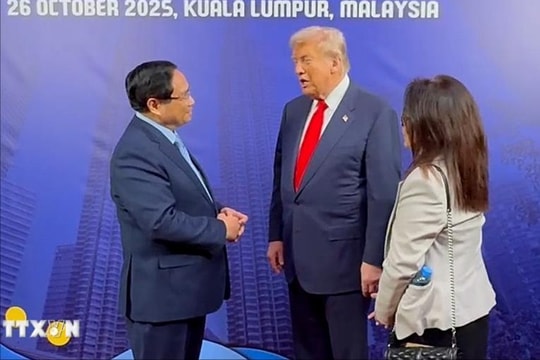 Hội nghị Cấp cao ASEAN 47: Thủ tướng Phạm Minh Chính gặp Tổng thống Hoa Kỳ Donald Trump