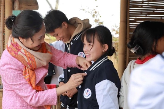 Trường THCS Trưng Vương mang "mùa ấm" tới Trường nội trú Chế Tạo, xã Mù Căng Chải