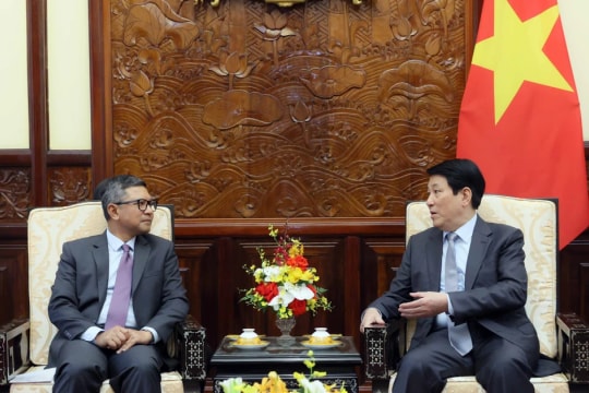 State leader receives outgoing Indonesian, Singaporean ambassadors