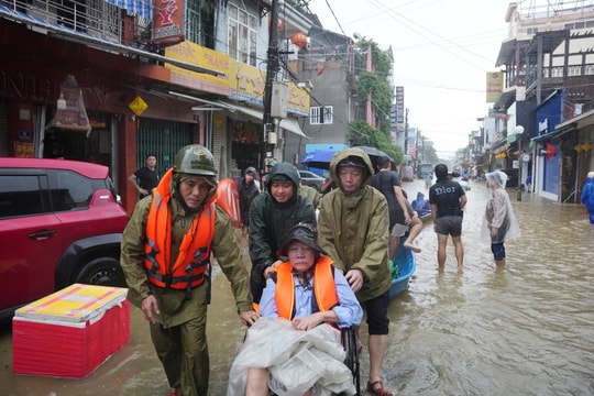 Thành phố Huế: Kịp thời đưa bệnh nhân vùng ngập lụt đến nơi an toàn