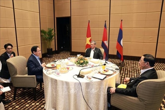 Vietnamese PM holds working breakfast with Cambodian, Lao counterparts
