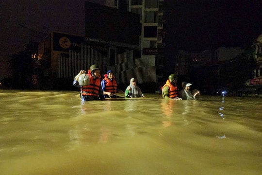Công an thành phố Huế trắng đêm giúp dân ứng phó mưa lũ