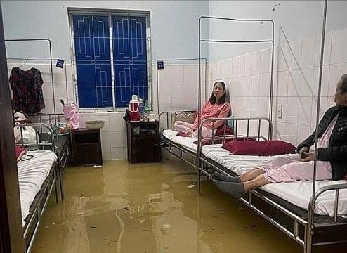 Bệnh viện Trung ương Huế xuyên đêm hỗ trợ bệnh nhân di chuyển đến nơi an toàn