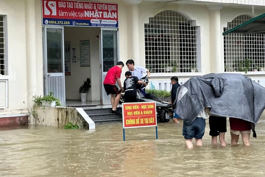 TP. Huế ngập sâu nhiều khu vực: Các trường đại học triển khai đội phản ứng nhanh, hỗ trợ sinh viên cư trú tạm thời