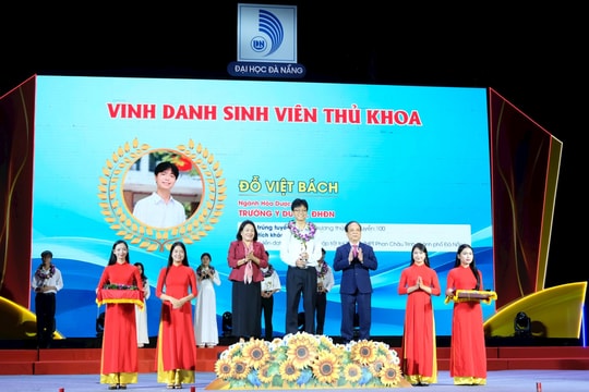 Đại học Đà Nẵng vinh danh Thủ khoa và trao học bổng “nâng bước sinh viên” năm 2025