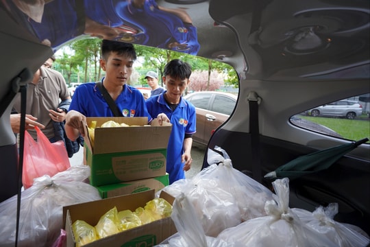 Sinh viên T rường Đại học Đông Á chuẩn bị 600 suất ăn gửi đến bà con vùng lũ