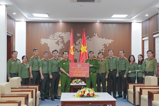 Công an TP. Hà Nội thăm hỏi, trao quà ủng hộ tỉnh Hà Tĩnh và Nghệ An khắc phục hậu quả sau bão lũ