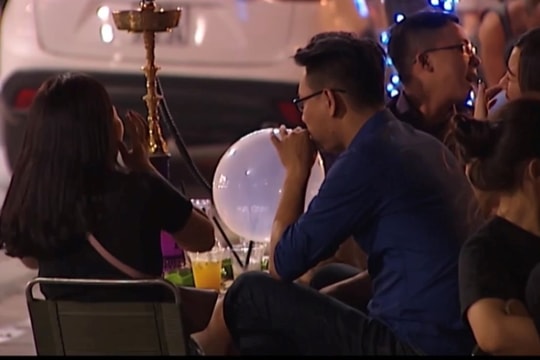 2 vợ chồng liệt nửa người vì thói quen hút bóng cười mỗi ngày