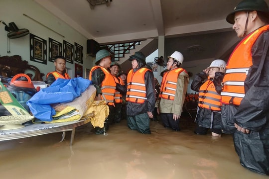 Lực lượng vũ trang Quân khu 5 sát cánh cùng người dân ứng phó, khắc phục hậu quả mưa lũ