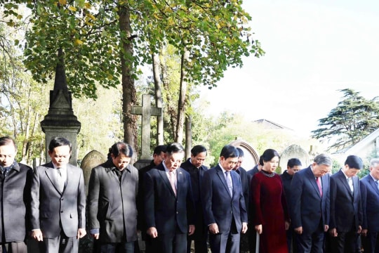 Vietnamese Party General Secretary pays tribute to proletariat leader Karl Marx in London