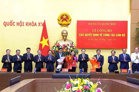 Đảng ủy Quốc hội trao quyết định về công tác cán bộ