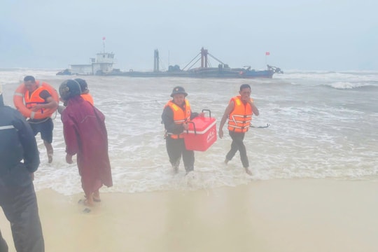 Quảng Trị: Ứng cứu 6 thuyền viên gặp nạn trên biển