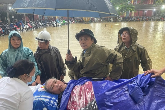 Bệnh viện Trung ương Huế chủ động, vững vàng trong mưa lũ