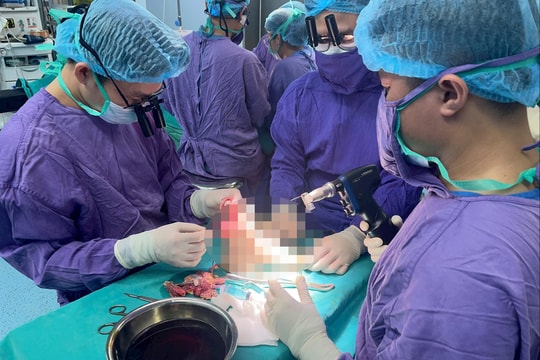 Phẫu thuật  cứu chân đứt lìa cho nữ sinh sau tai nạn ở Hà Nội