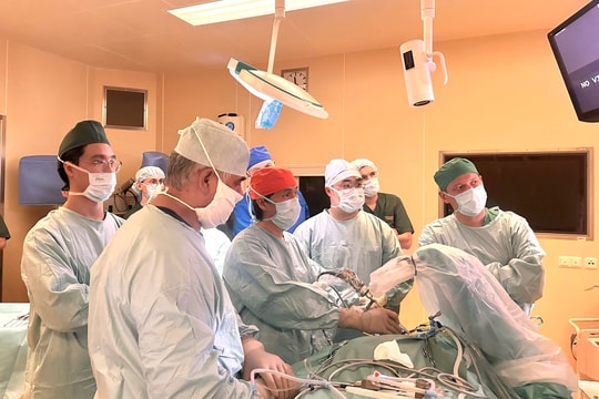 Bác sĩ Việt Nam giảng bài và mổ thị phạm tại Liên bang Nga