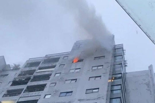 Khẩn trương khống chế đám cháy tại chung cư Winhouse Hàm Nghi, Hà Tĩnh