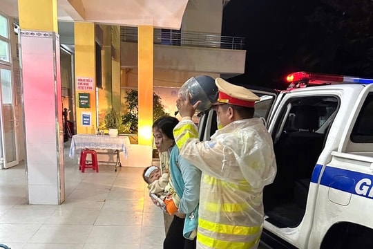 Giữa đêm khuya, CSGT Quảng Ngãi dùng xe đặc chủng đưa một trẻ sơ sinh đi cấp cứu